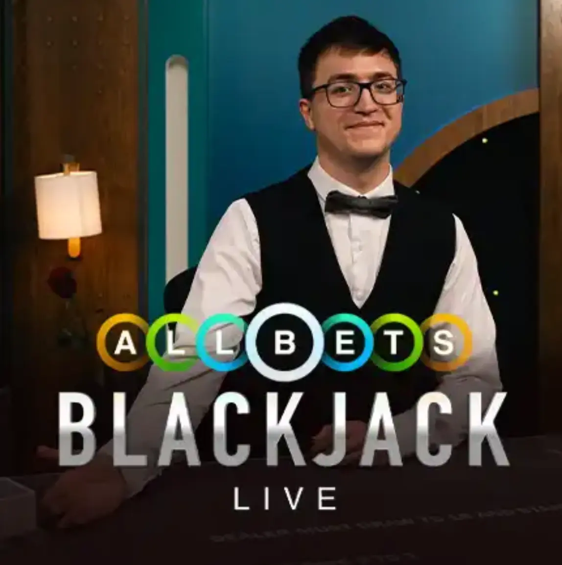 AllBets Blackjack Live – hraj se živým krupiérem. Usměvavý krupiér u stolu AllBets Blackjack – live hra v online casinu.
